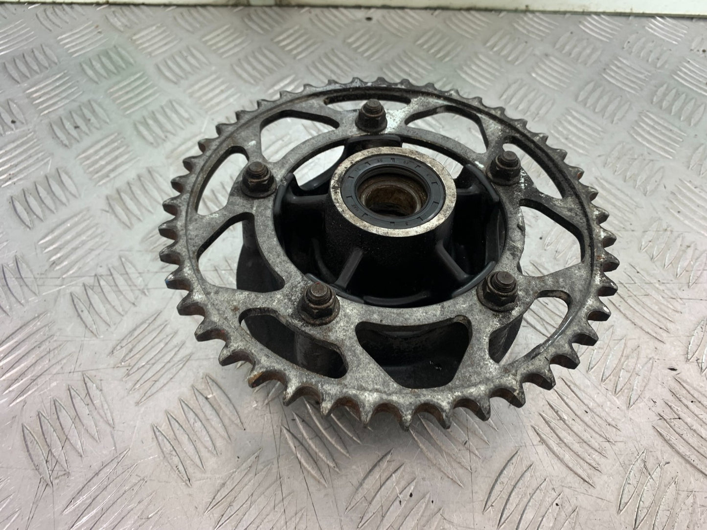 TRIUMPH 955i DAYTONA REAR SPROCKET CARRIER  YEAR 2002-2006 (CMB1229)
