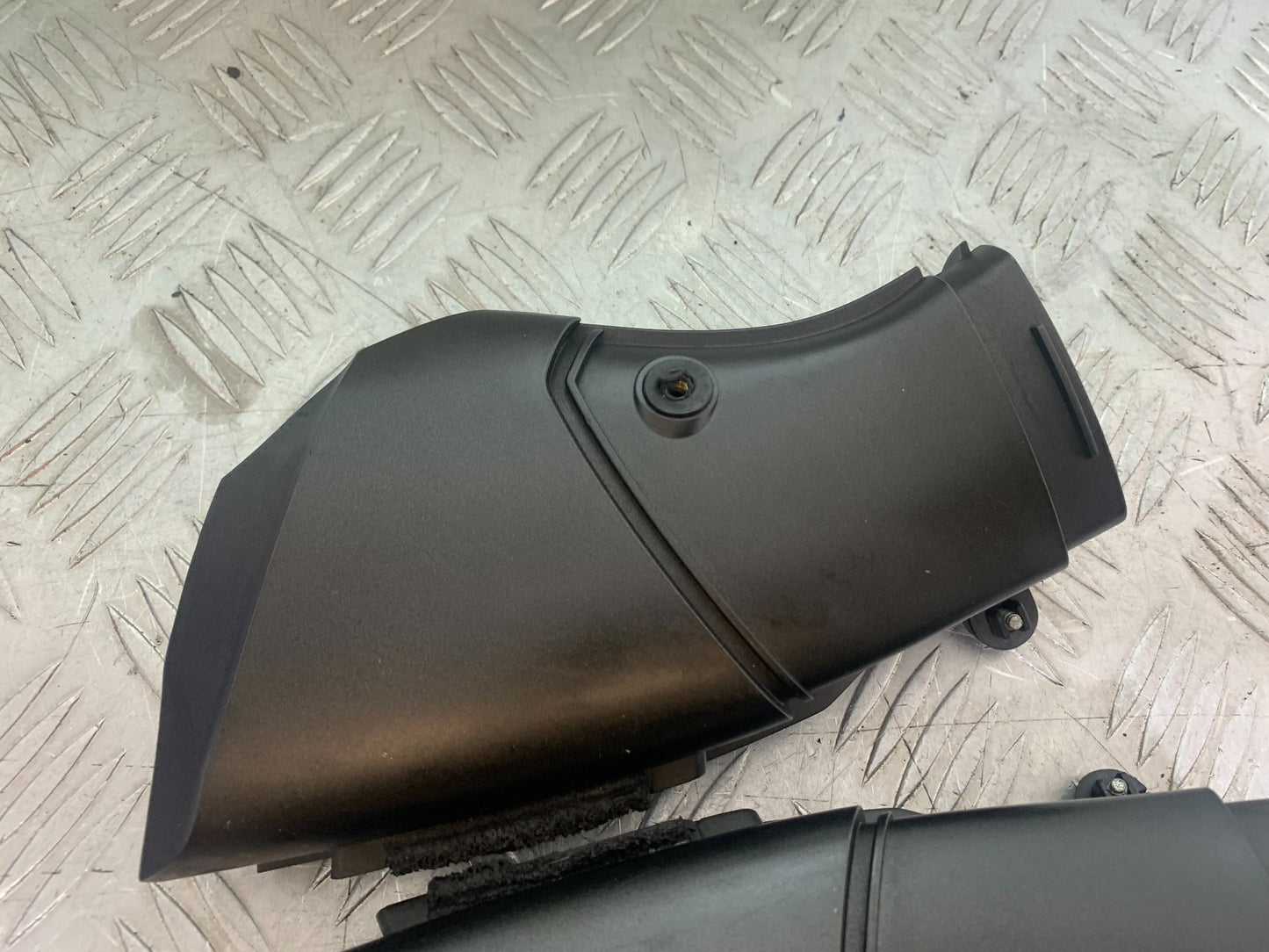 YAMAHA YZF R1 14 B BIG BANG LEFT & RIGHT AIR DUCTS   2009-14 (CMB1175)
