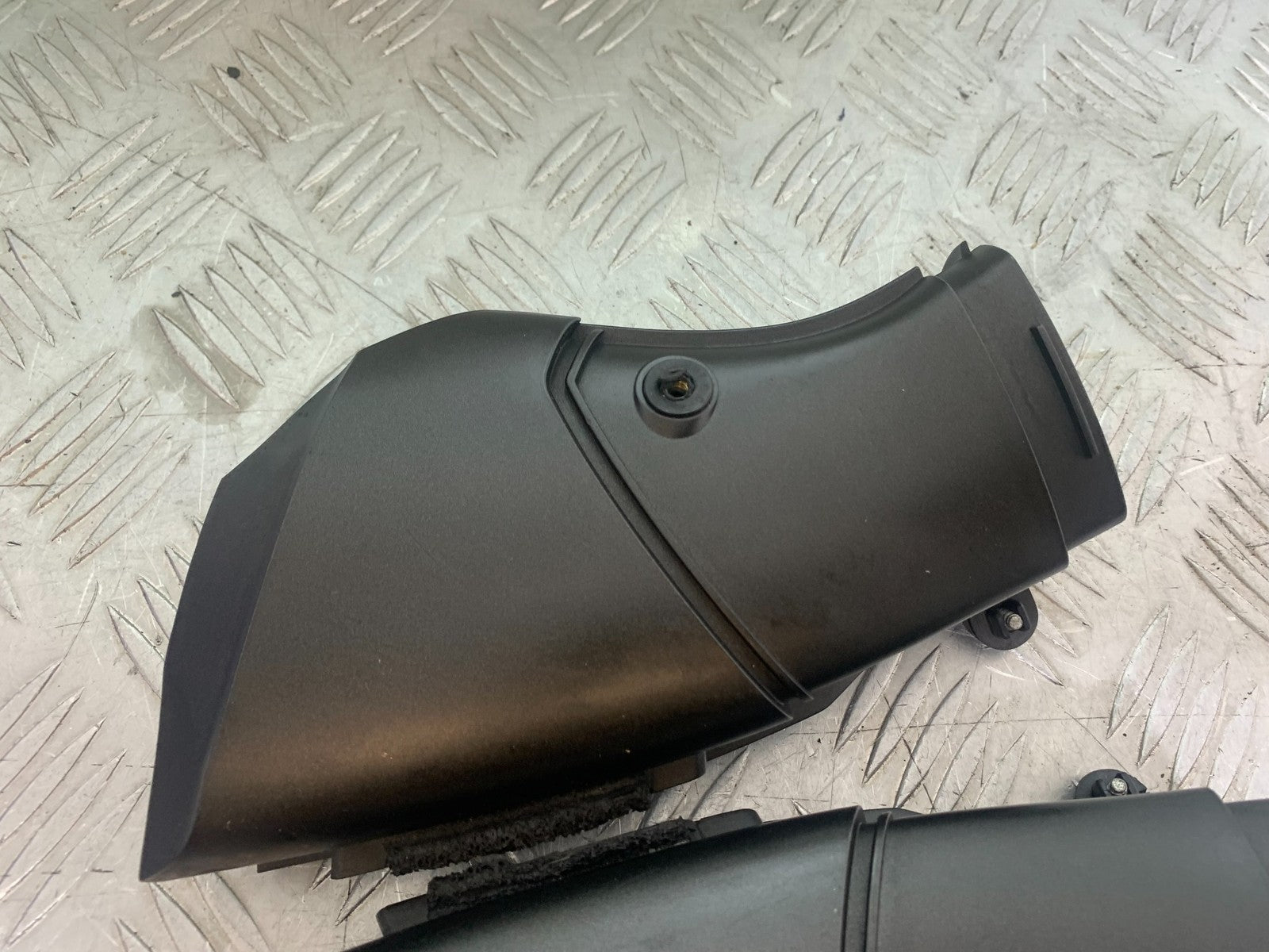 YAMAHA YZF R1 14 B BIG BANG LEFT & RIGHT AIR DUCTS   2009-14 (CMB1175)
