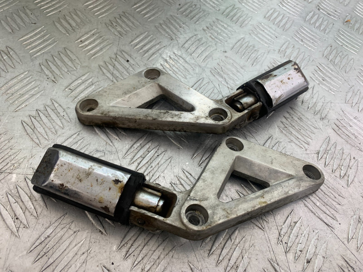 HONDA VT700 VT 700 SHADOW REAR HANGERS AND PEGS  YEAR 1984-85 (CMB1328)