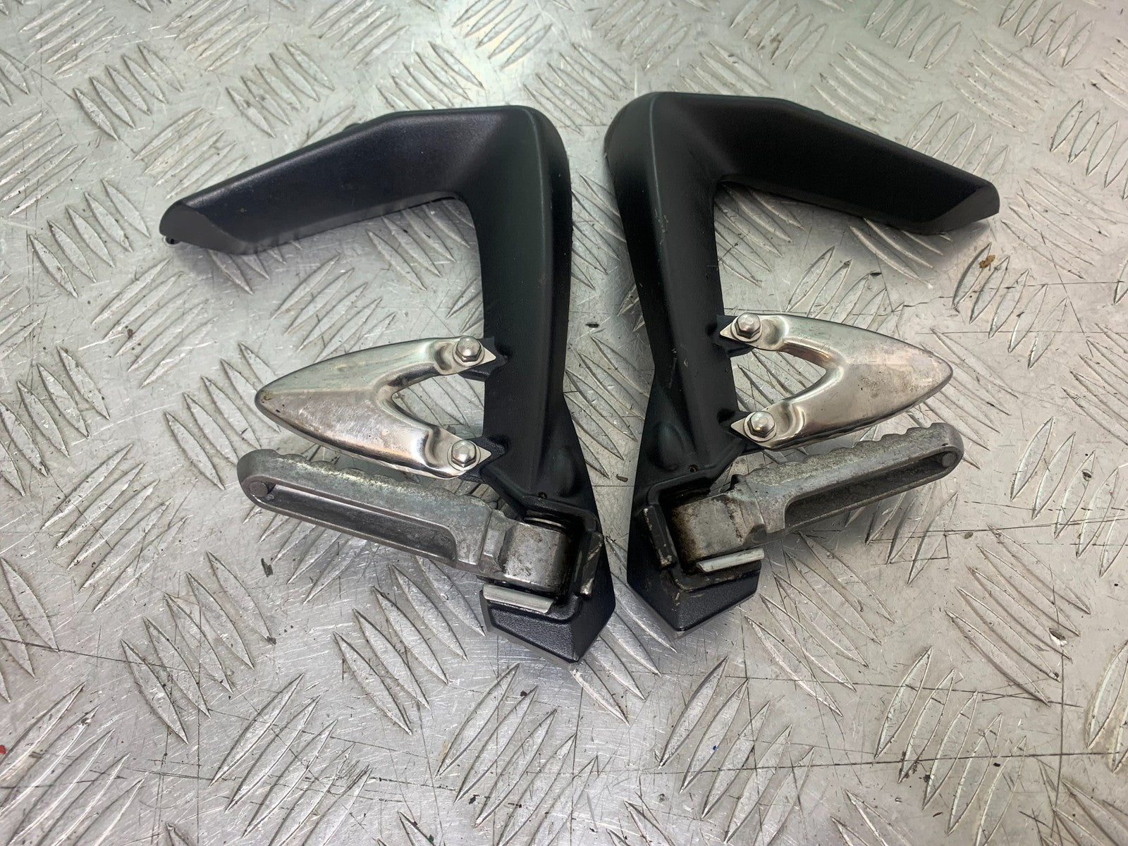 TRIUMPH 1050 SPRINT ST REAR HANGERS AND PEGS  YEAR 2004-2007 (CMB1197)