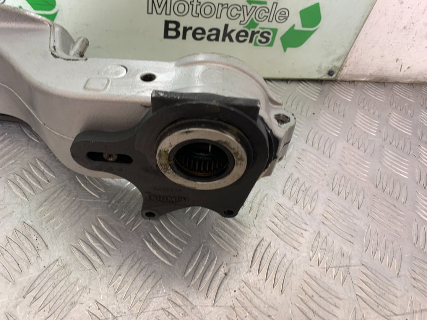 TRIUMPH 955i SPRINT ST SWINGARM YEAR 1999-04 (CMB1230)