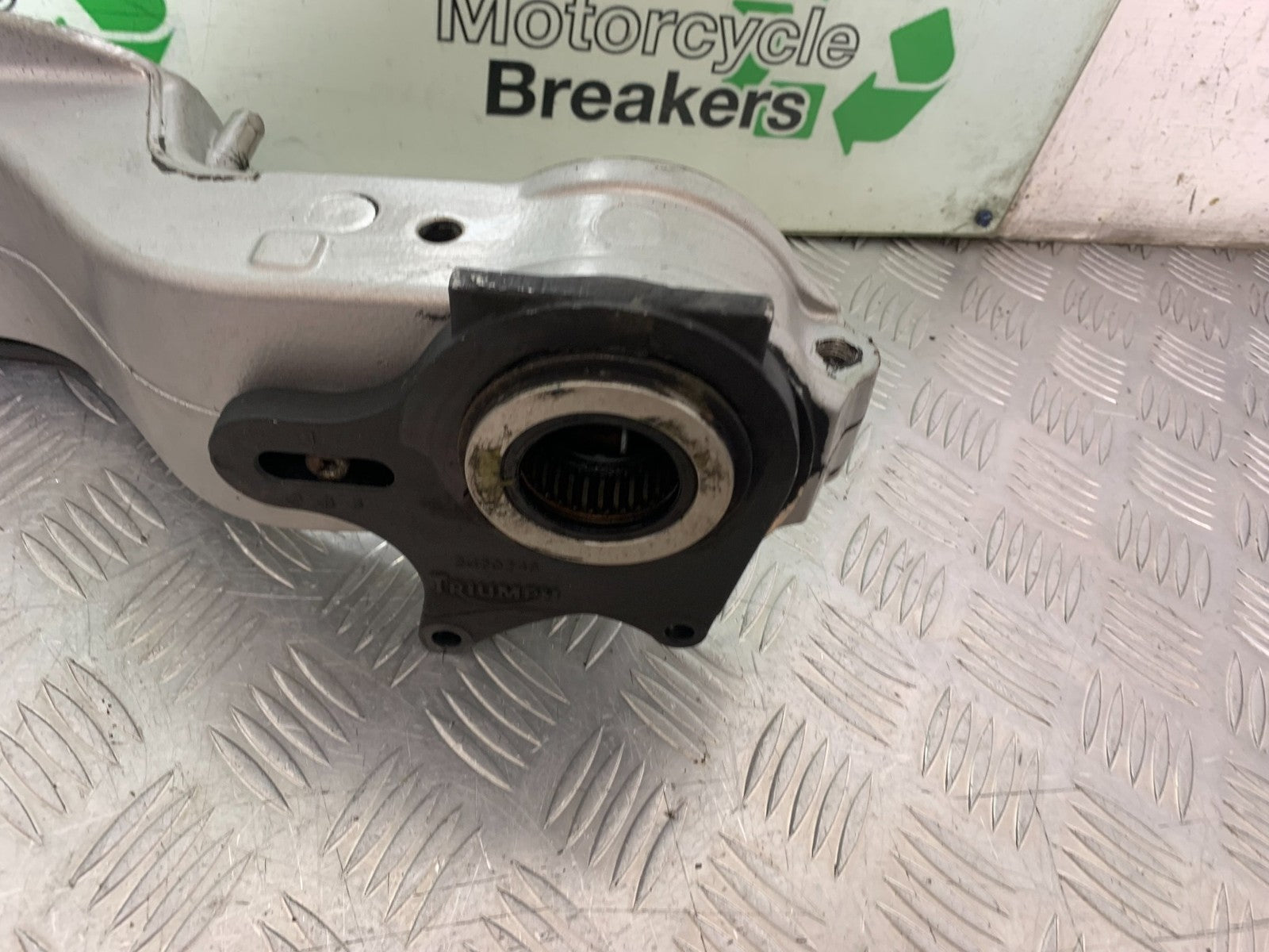 TRIUMPH 955i SPRINT ST SWINGARM YEAR 1999-04 (CMB1230)