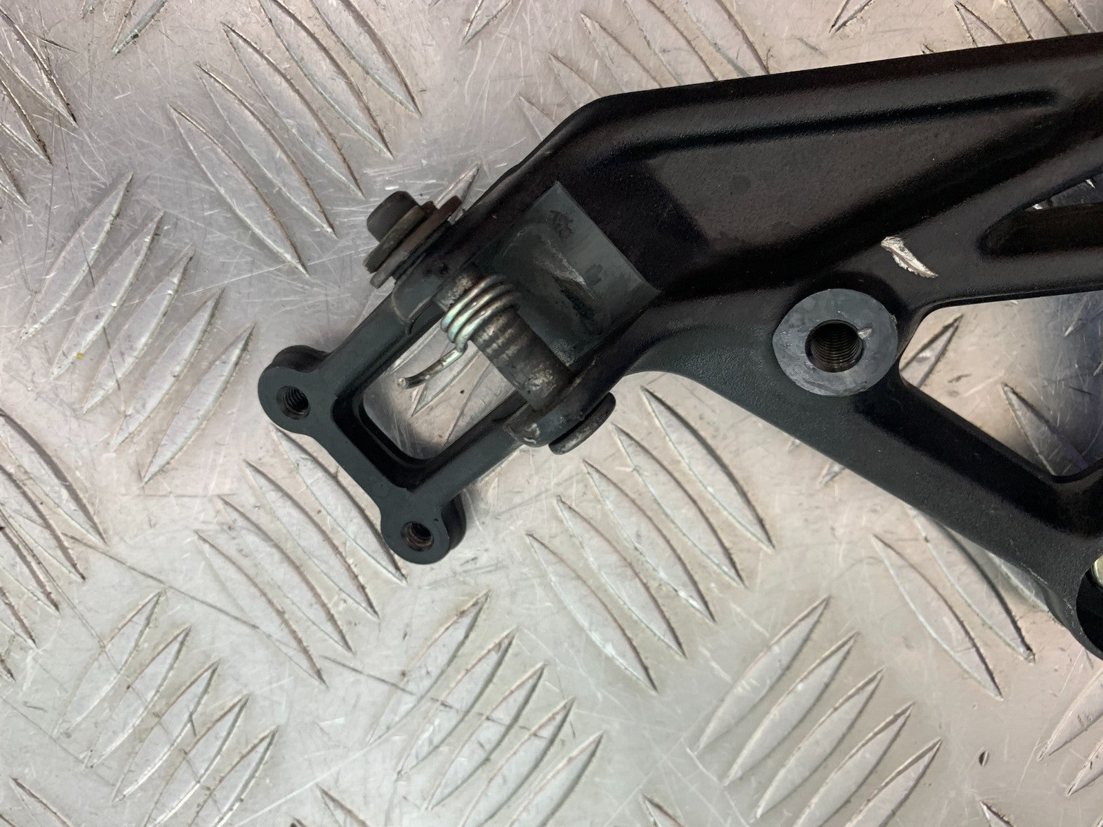 KTM 125 DUKE FRONT LEFT HANGER   YEAR 2018-2023 (CMB1185)