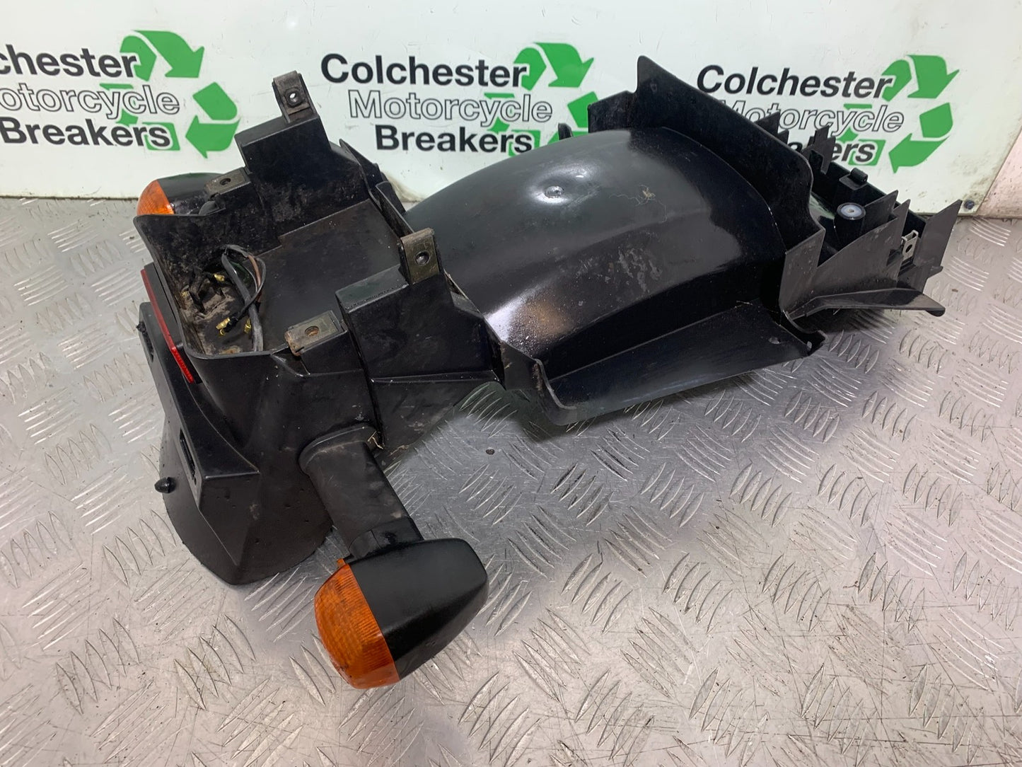 YAMAHA FZS600 FAZER 600 REAR MUDGUARD AND INDICATORS  YEAR 1998-2001 (CMB1267)