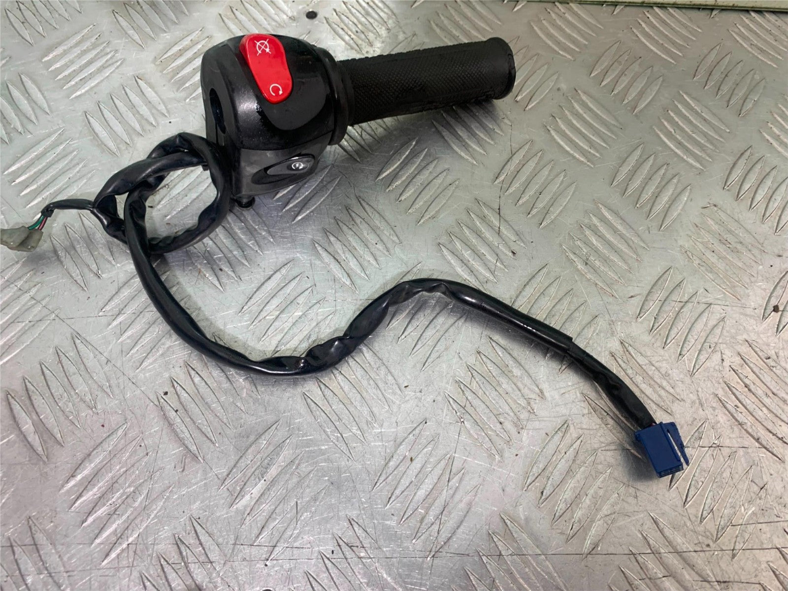 YAMAHA XJ6 XJ6-S RIGHT SWITCH GEAR YEAR 2009-2015  (CMB1212)