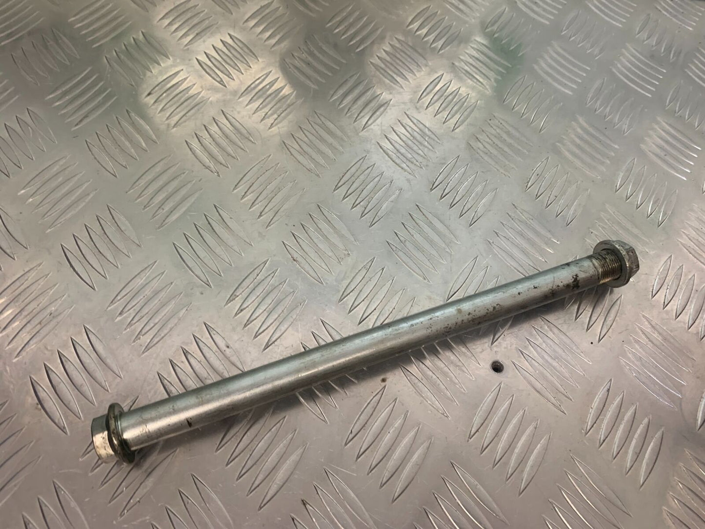 KAWASAKI ZX6R ZX6 J SWINGARM SPINDLE YEAR 2000 (STOCK 947)