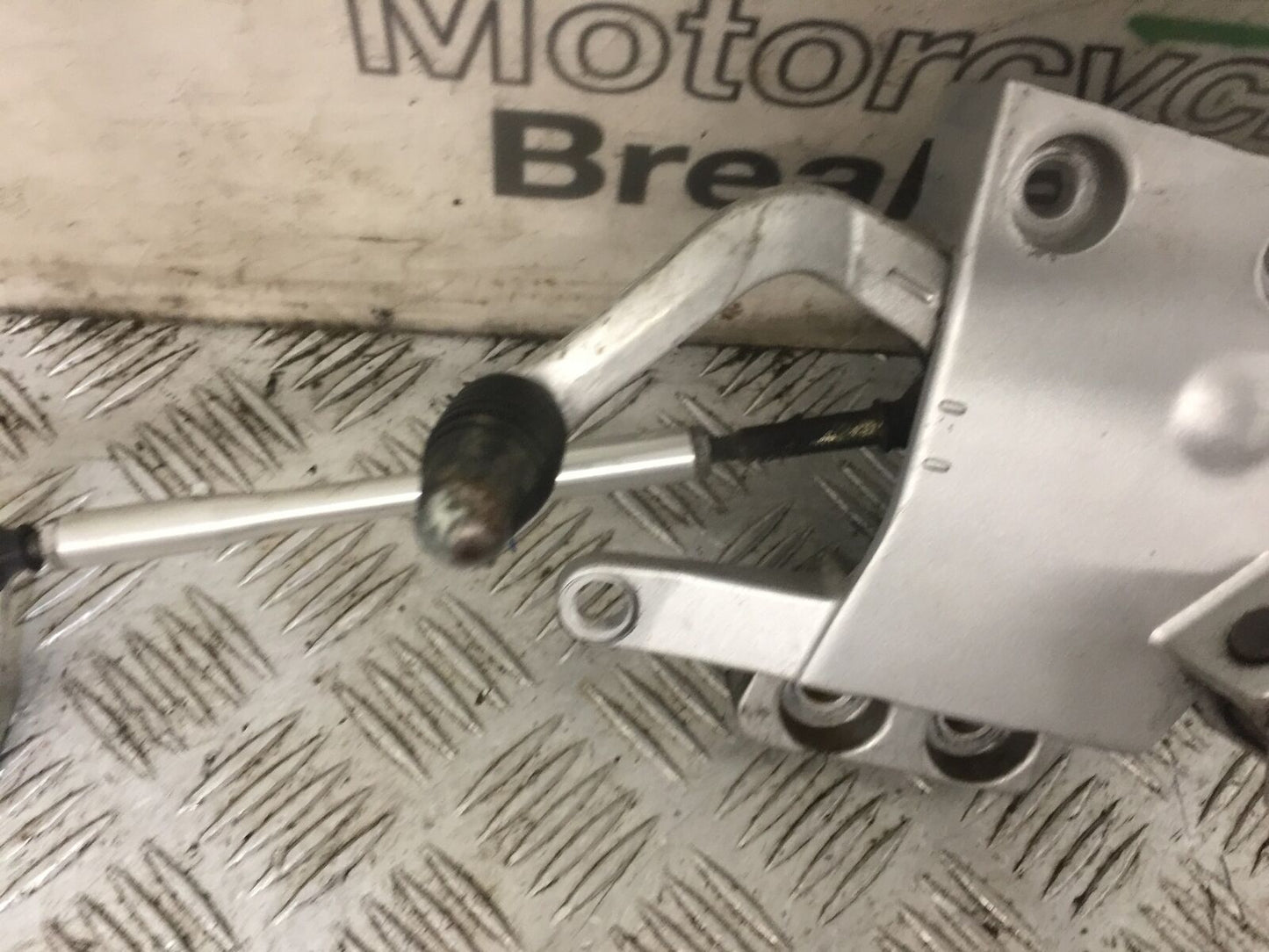 YAMAHA FJR1300 FJR 1300 FRONT LEFT HANGER  YEAR 2001-05 (STOCK 814)