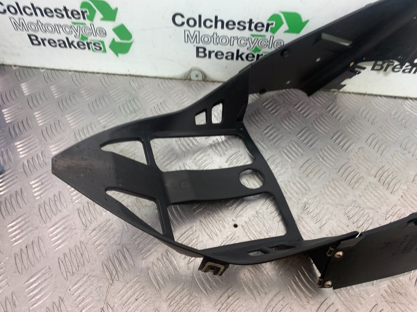 APRILIA RSV1000 R FACTORY MILLE FAIRING V-PIECE 2004-09 (CMB1203)