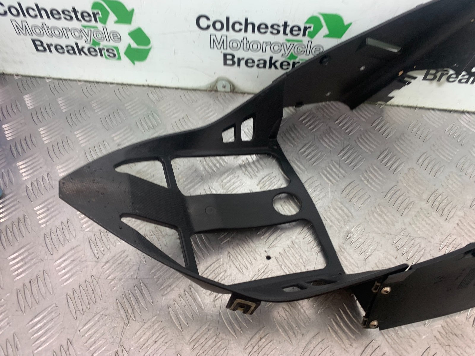 APRILIA RSV1000 R FACTORY MILLE FAIRING V-PIECE 2004-09 (CMB1203)