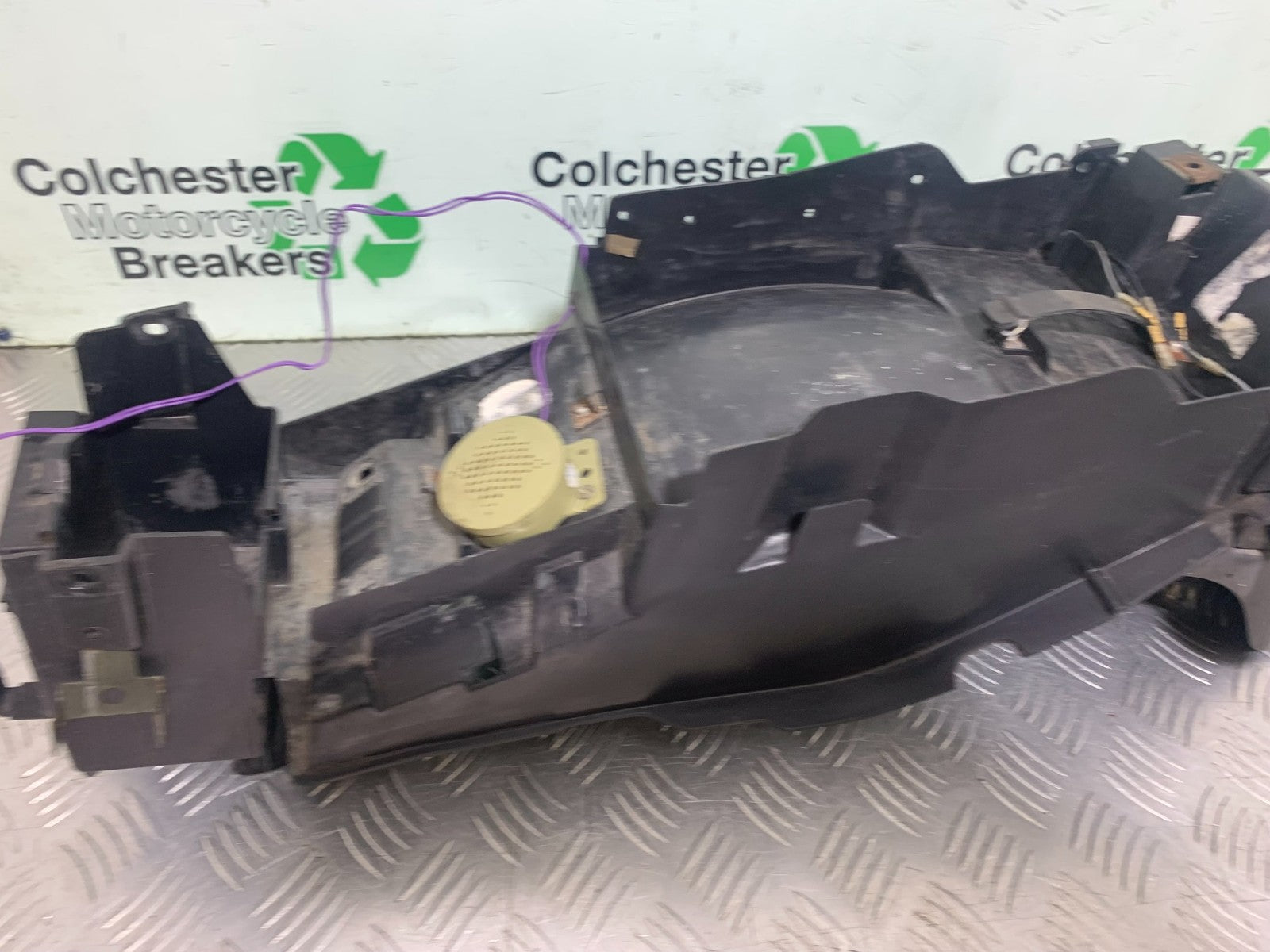 YAMAHA YZF1000 THUNDERACE UNDERTRAY YEAR 1997-2000 (CMB1204)