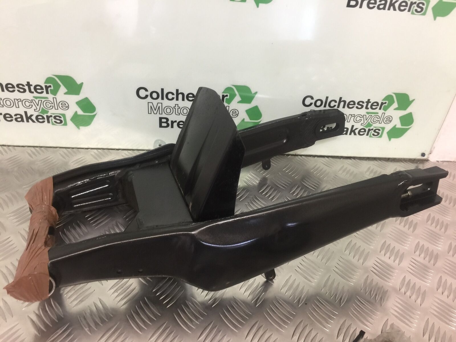 KAWASAKI VERSYS 1000 KLZ 1000 SWINGARM  YEAR 2015-2018 (STOCK 912)