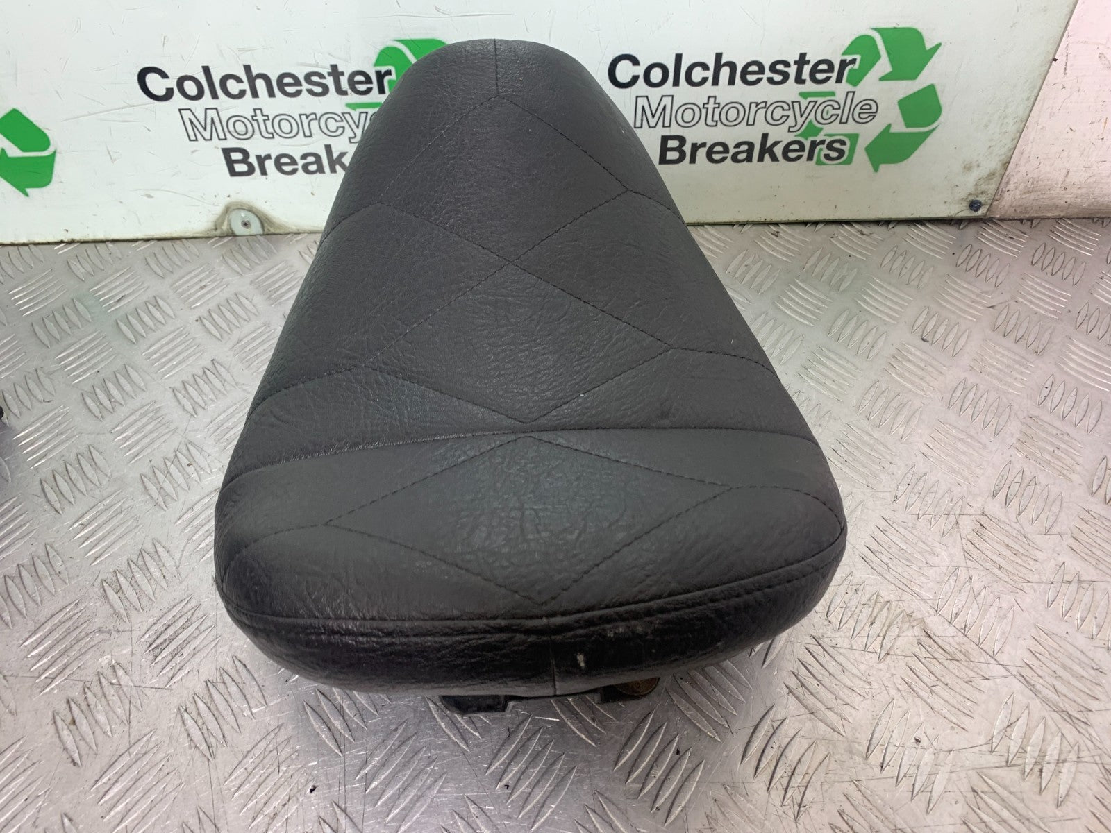 HONDA VT700 VT 700 SHADOW FRONT SEAT YEAR 1984-85 (CMB1328)