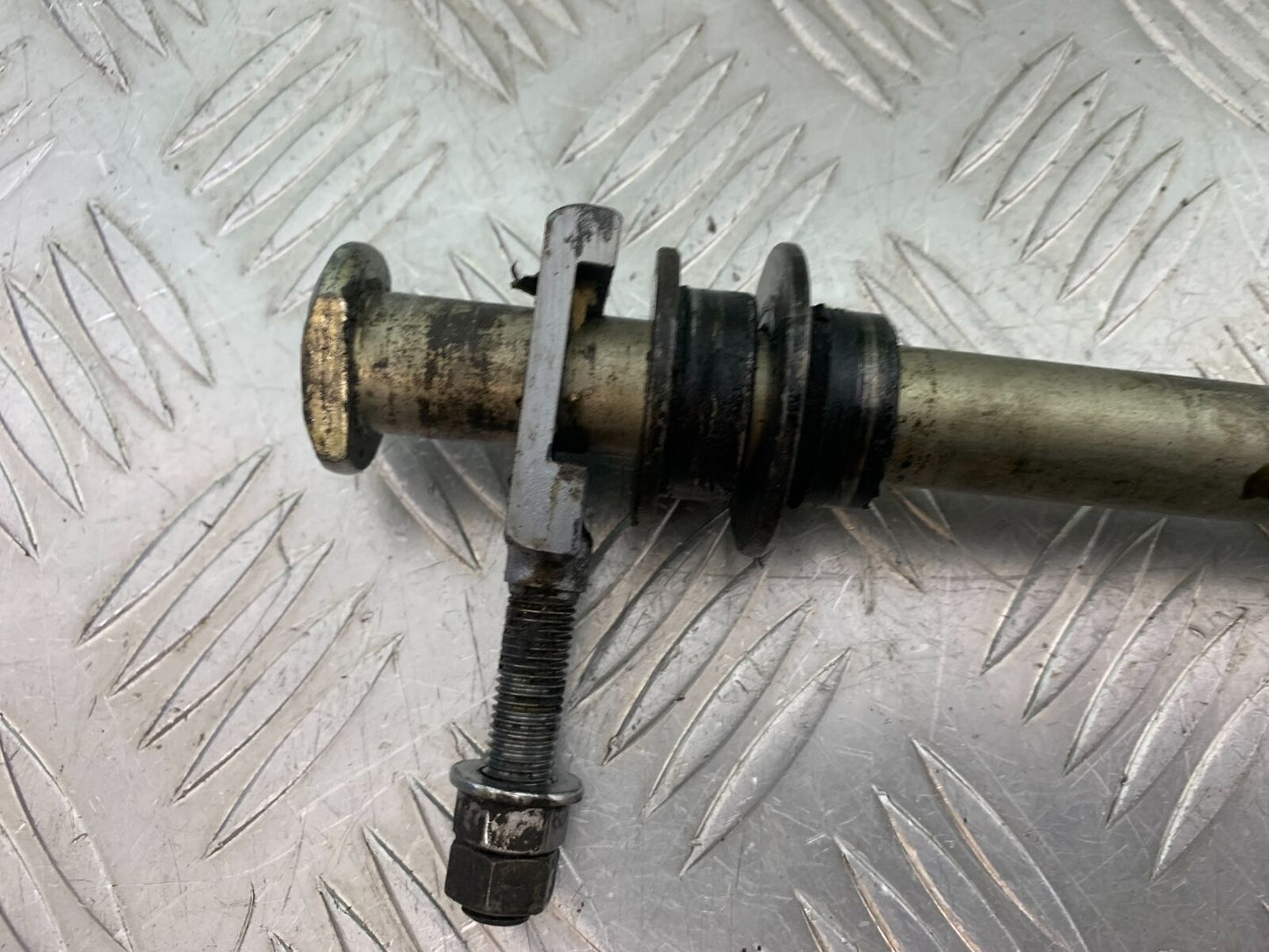 TRIUMPH THUNDERBIRD 1600 REAR WHEEL SPINDLE  YEAR 2011 (CMB1107)