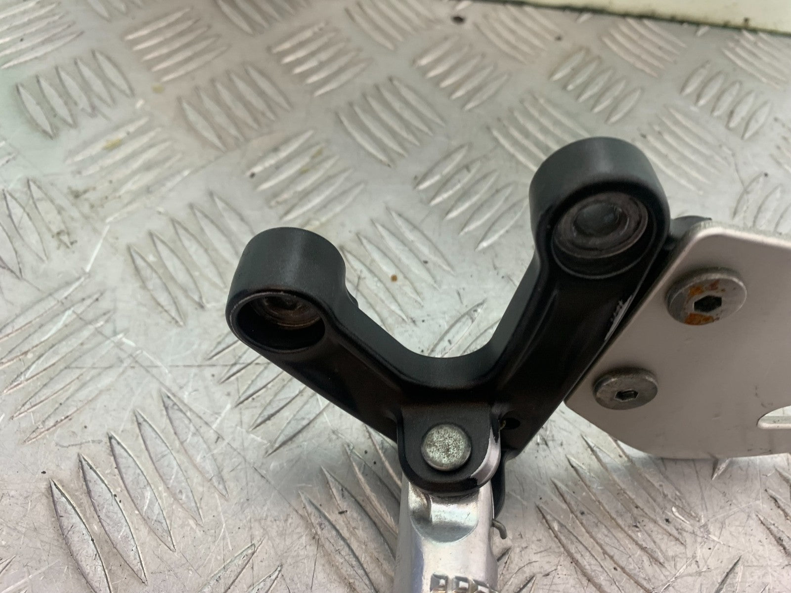 YAMAHA XSR900 XSR 900 FRONT LEFT HANGER  YEAR 2022-2024 (CMB1215)