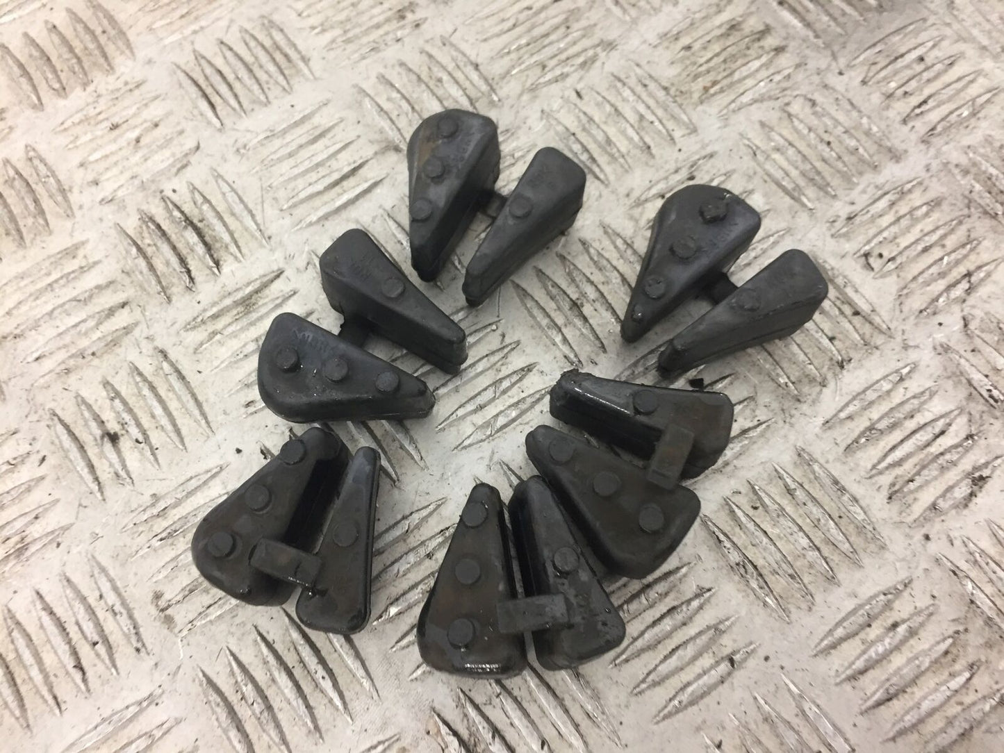 YAMAHA MT07 MT-07 TRACER CUSH DRIVE RUBBERS  YEAR 2017