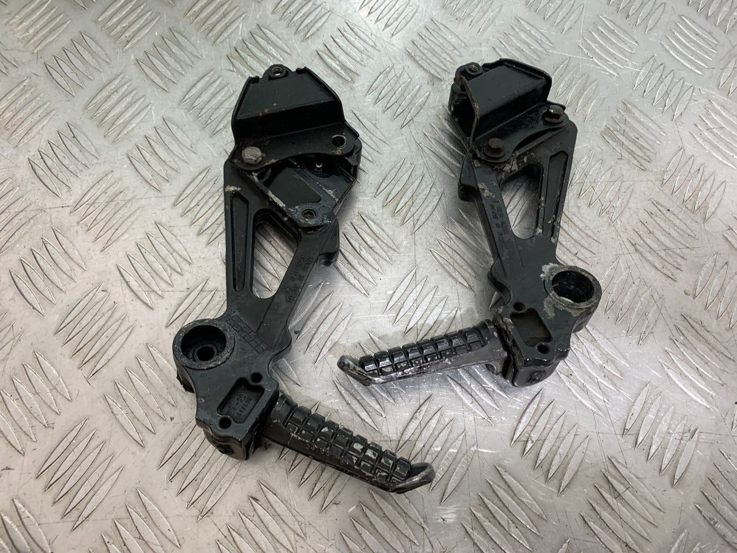 KAWASAKI ZZR1100 D REAR HANGERS AND PEGS YEAR 1993-2001 (CMB1189)