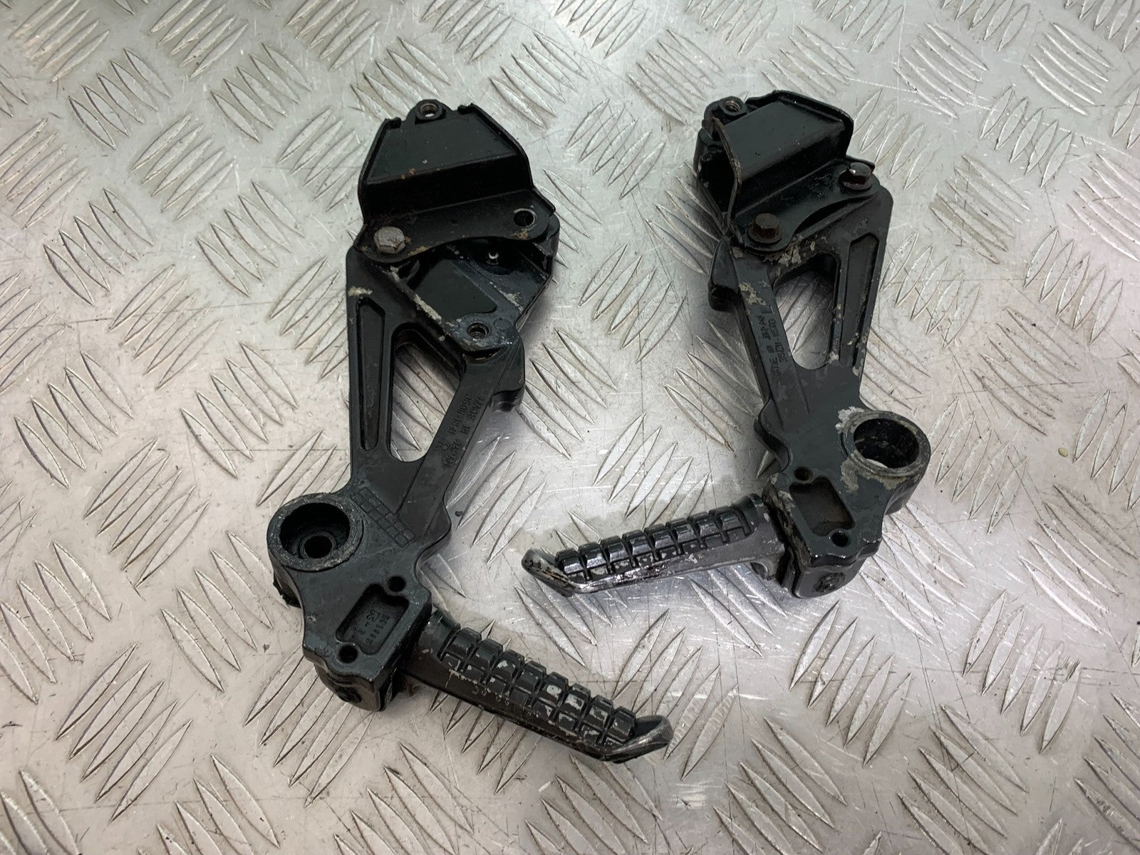 KAWASAKI ZZR1100 D REAR HANGERS AND PEGS YEAR 1993-2001 (CMB1189)