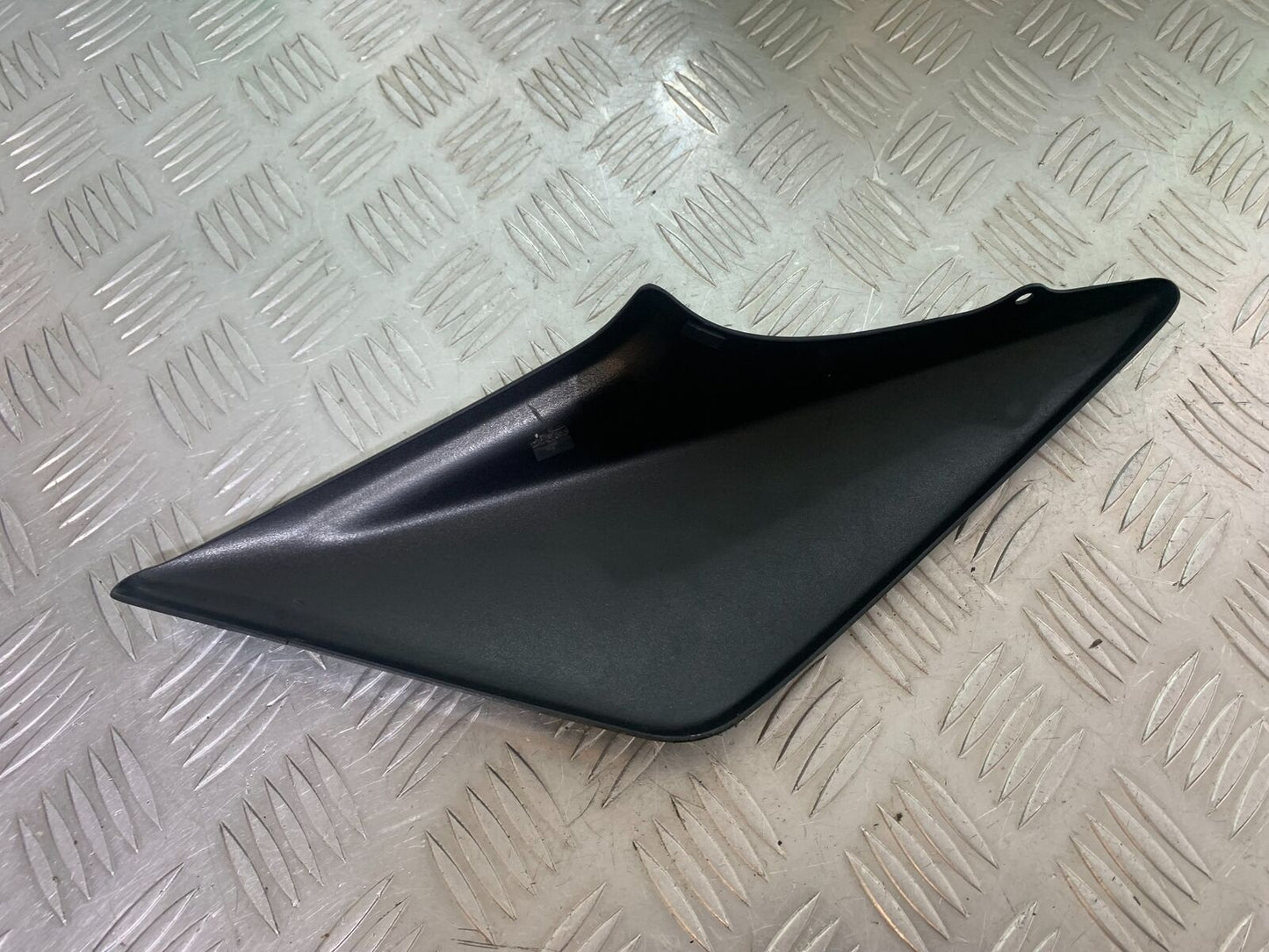 YAMAHA XSR900 XSR 900 RIGHT SIDE PANEL  YEAR 2021-2022 (CMB1073)