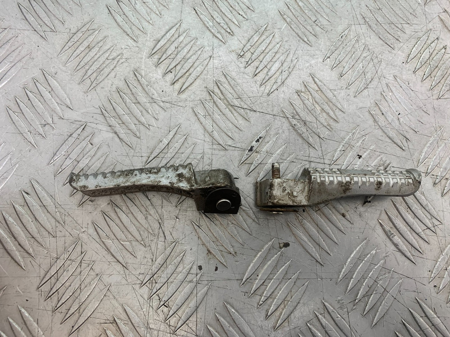 BENELLI BN125 BN 125 REAR FOOTPEGS  YEAR 2018-2021 (CMB1194)