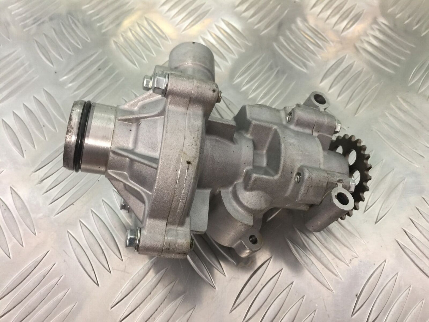 TRIUMPH TIGER 800 XRT OIL PUMP YEAR 2015-2017  (STOCK 920)