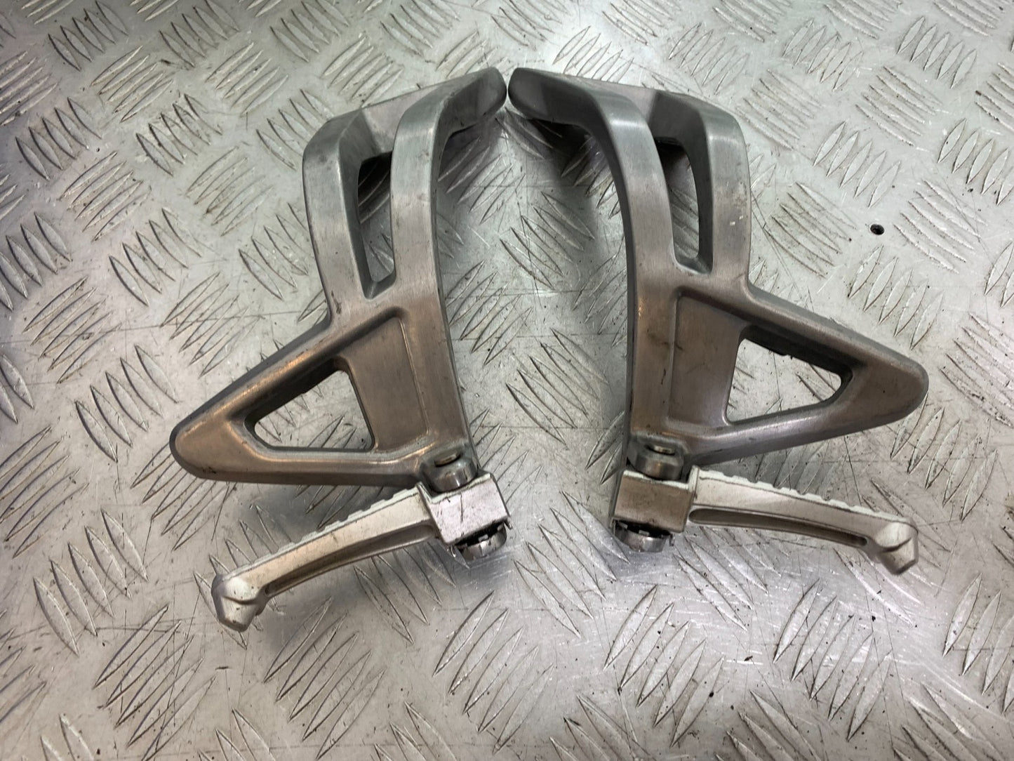 TRIUMPH SPEED TRIPLE R 1050 REAR HANGERS AND PEGS   2009 (CMB1183)