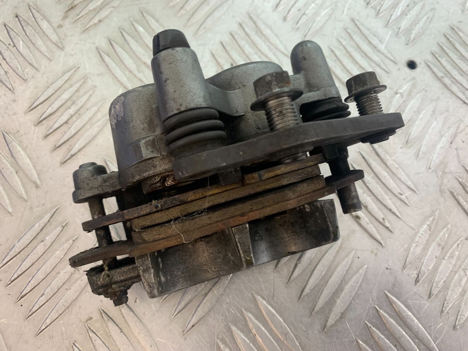KAWASAKI Z750 ZR750 ZR-7S REAR BRAKE CALIPER  YEAR 1999-05 (CMB1135)