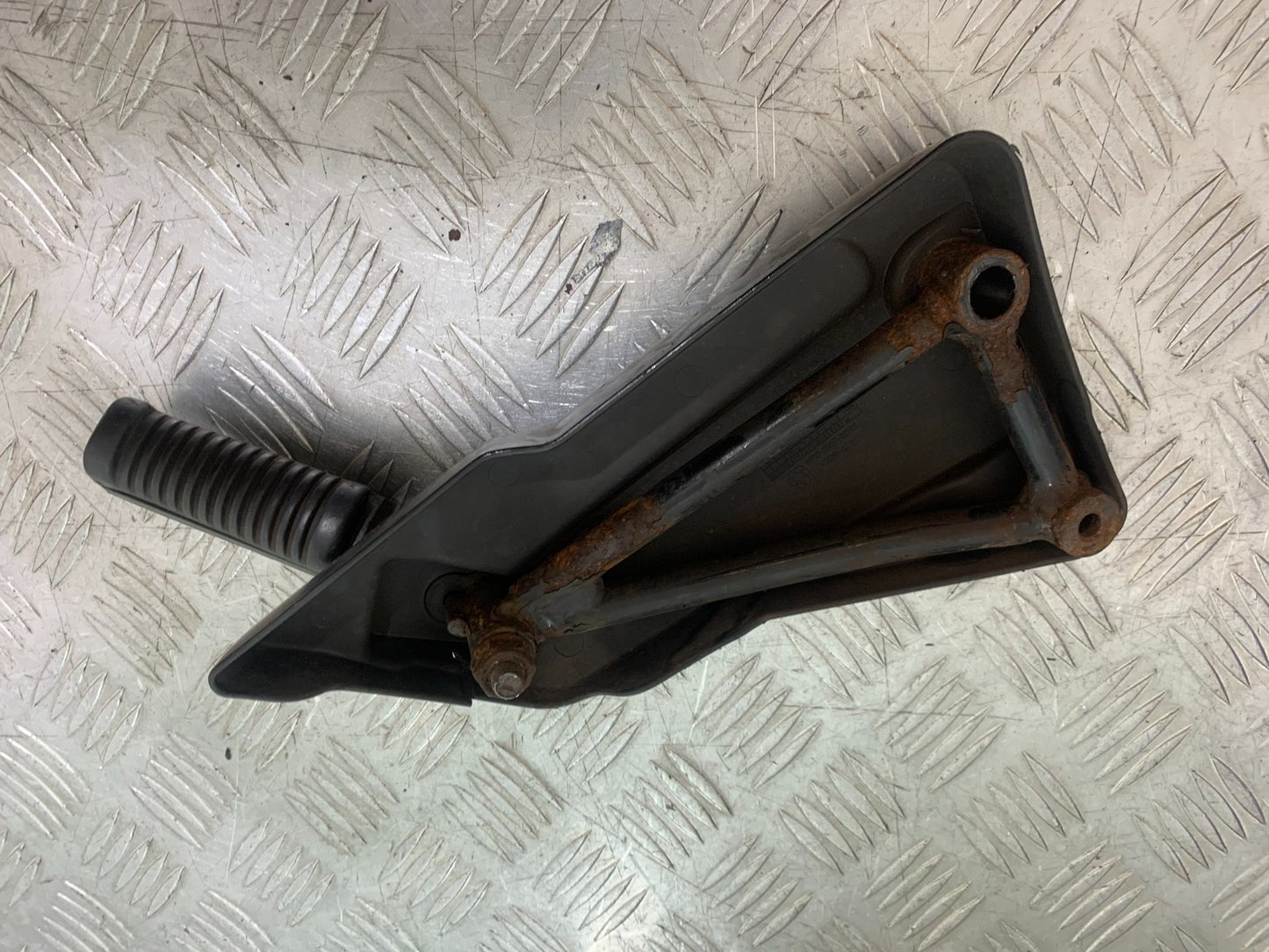 SINNIS HOODLUM 125 LEFT REAR HANGER AND PEG    YEAR 2021-2025 (CMB1196)