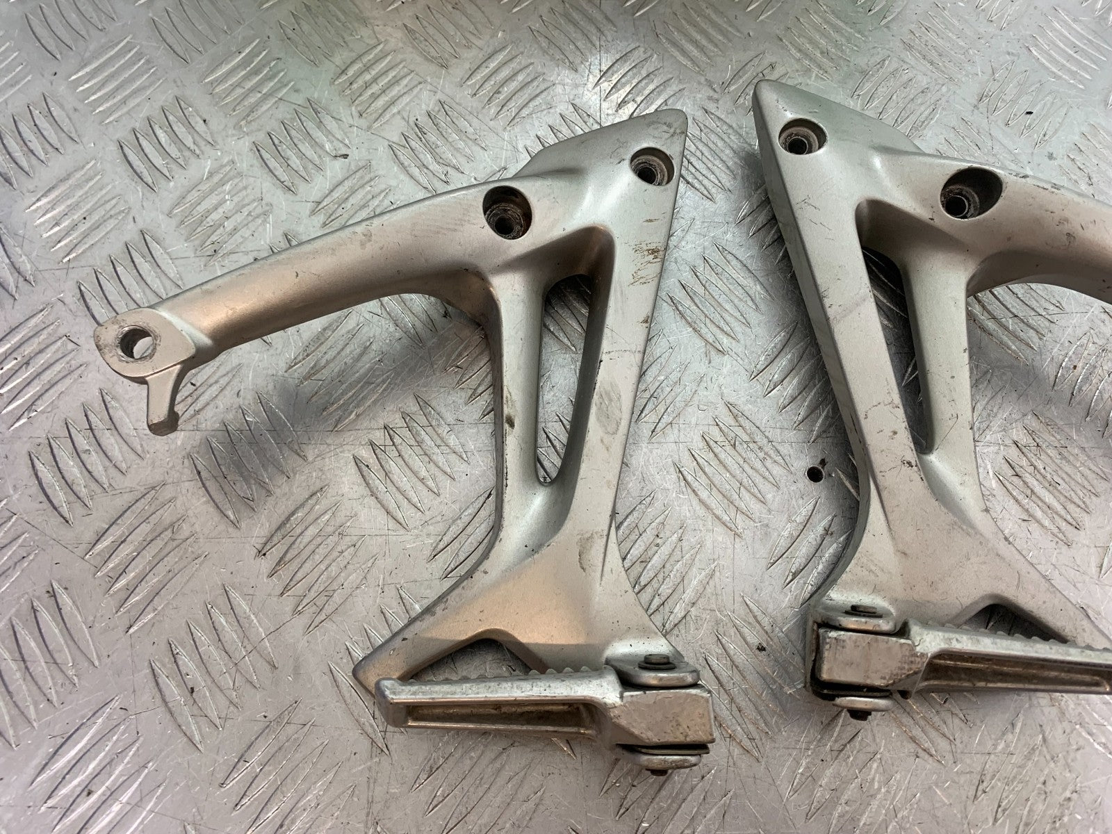 HONDA VFR800 VFR 800 V-TEC REAR HANGERS AND PEGS  YEAR 2002 -09 (CMB1296)