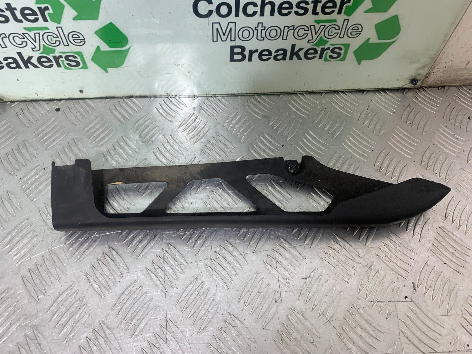 KAWASAKI GPZ600 GPZ 600 CHAIN GUARD  YEAR 1988-90 (CMB1258)