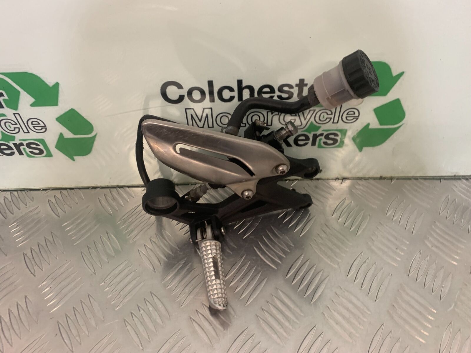 TRIUMPH 675 STREET TRIPLE RX FRONT RIGHT HANGER YEAR  2015-17 (STOCK 971)