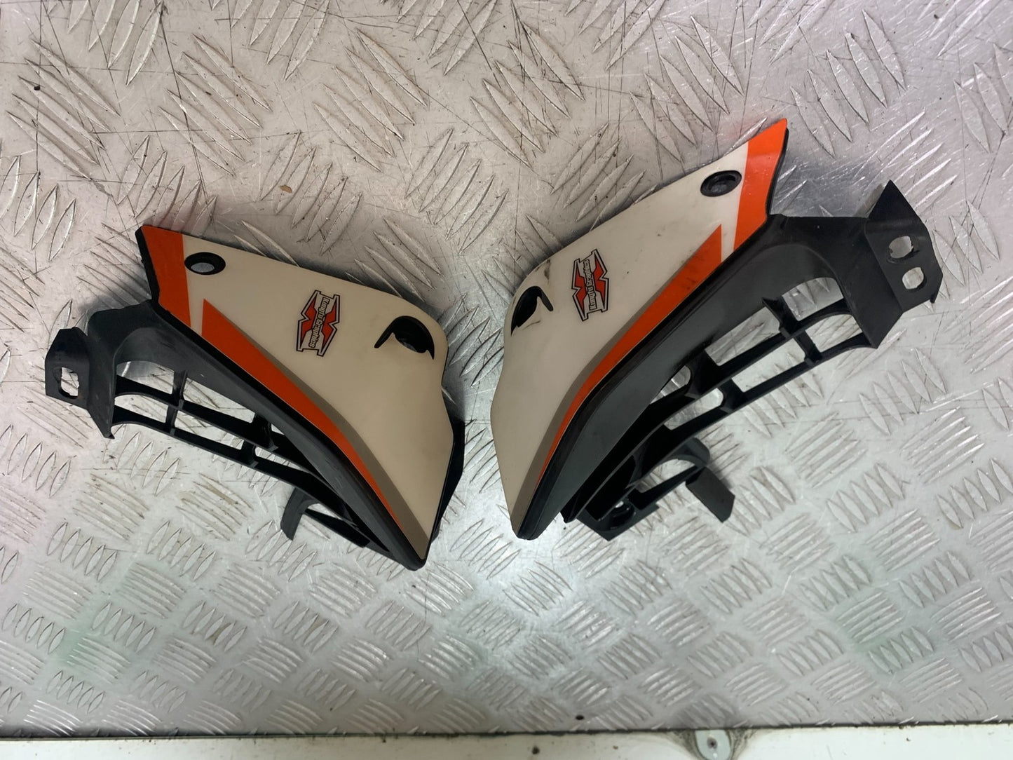 KTM DUKE 125 LEFT AND RIGHT RADIATOR COVERS   YEAR 2017-2022 (CMB1222)
