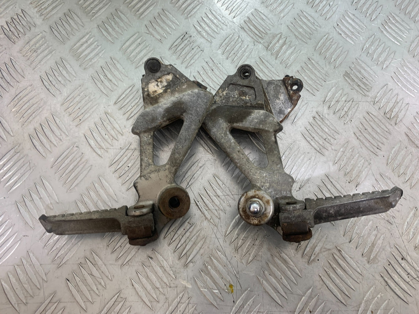KAWASAKI ZZR1100 D REAR HANGERS AND PEGS   YEAR 1993-2001 (CMB1164)