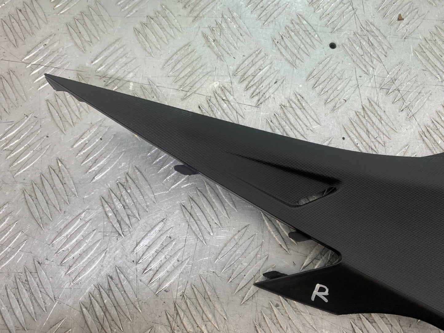APRILIA TUONO 1000 V4R RIGHT SEAT PANEL  YEAR 2011-13  (CMB1331)