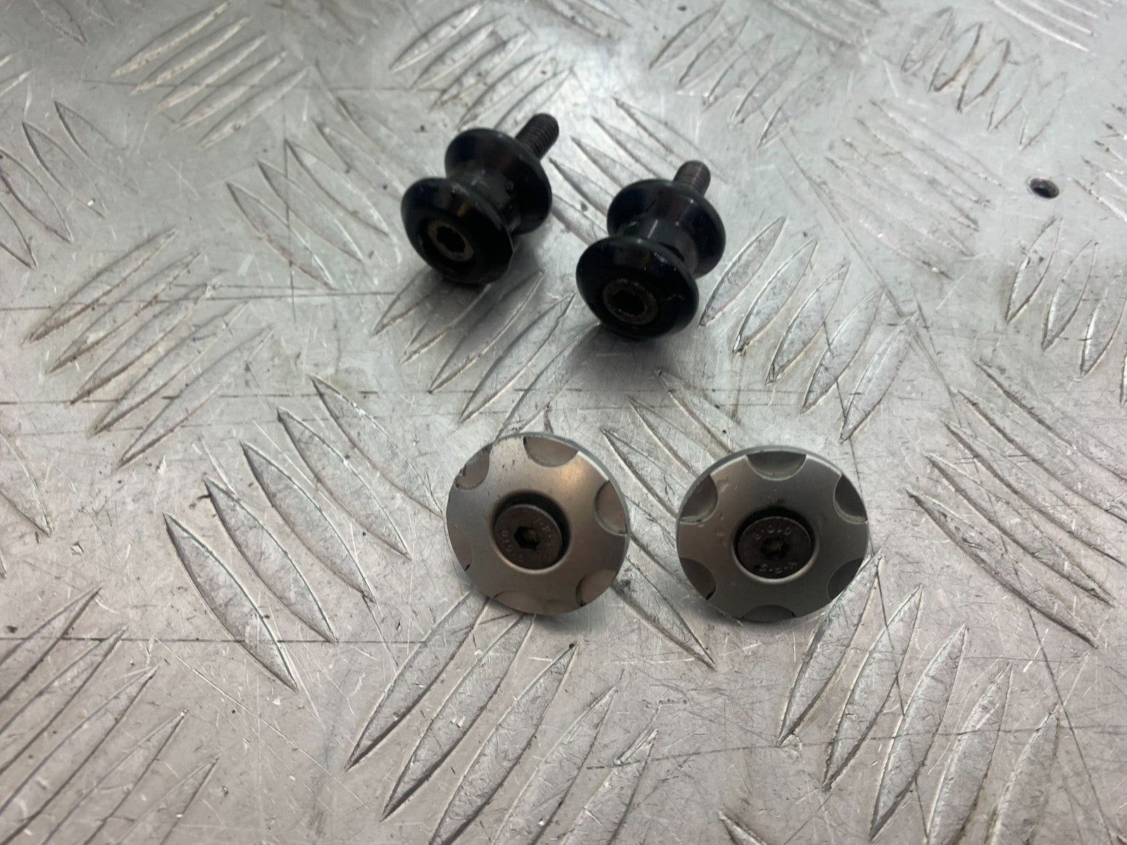 TRIUMPH 675 STREET TRIPLE BAR END WEIGHTS + SWINGARM BOBBINS  2013-2016(CMB1186)