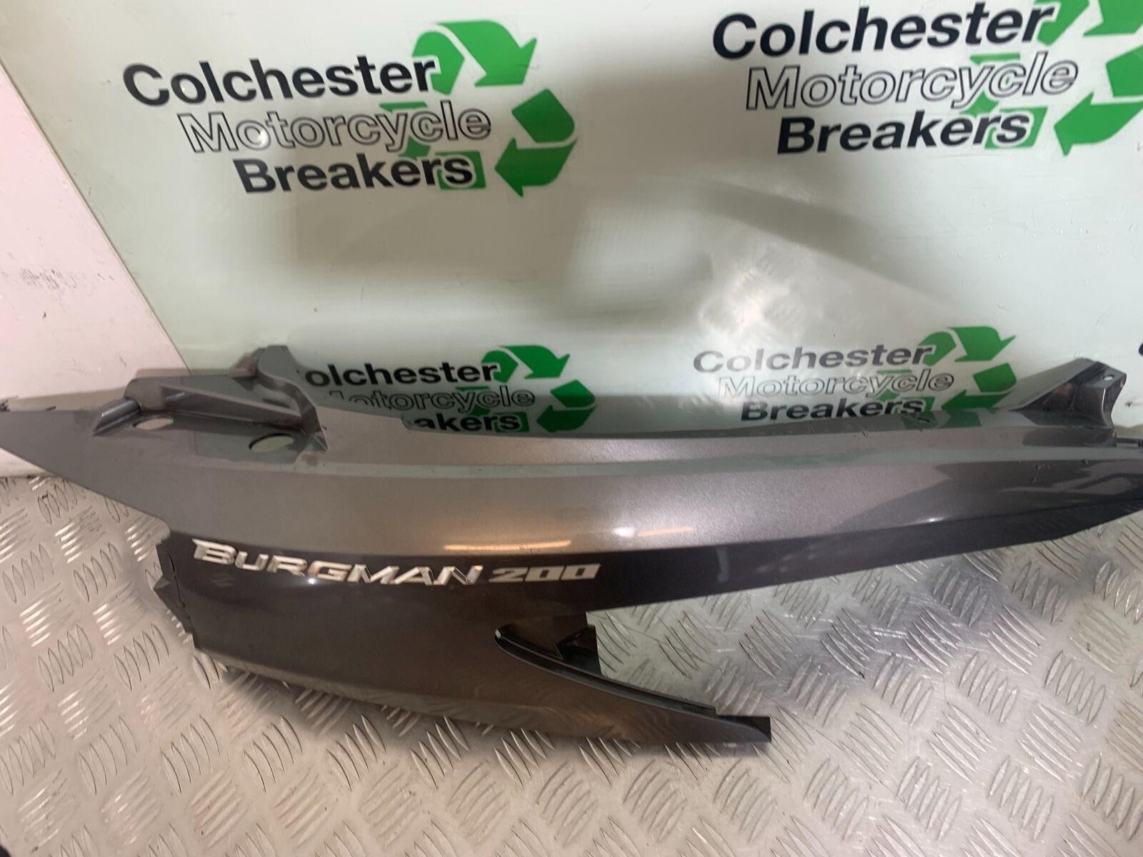 SUZUKI AN 200 UN 200 BURGMAN RIGHT SEAT PANEL YEAR 2007-09 (CMB1128)