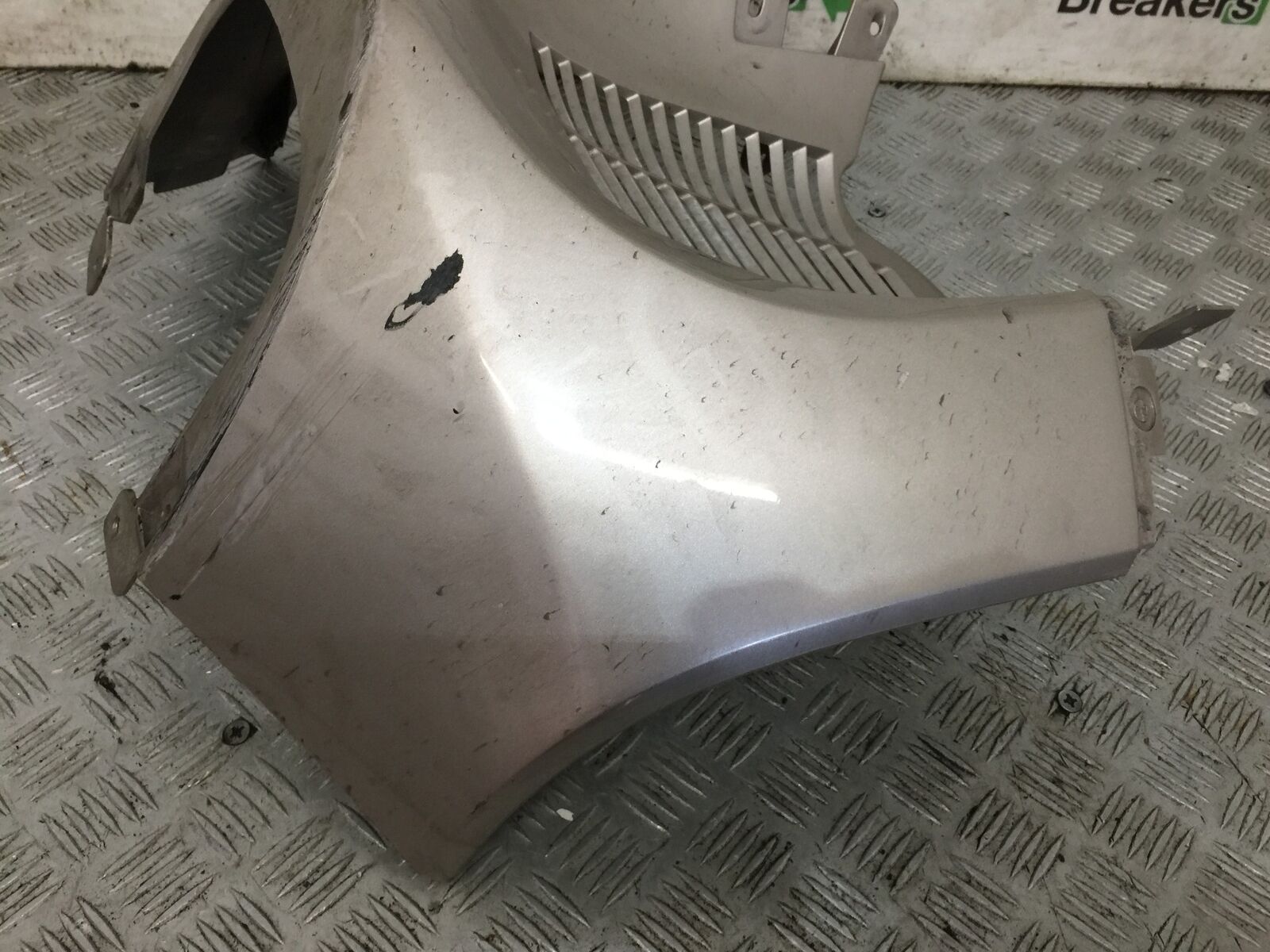 SUZUKI AN 250 BURGMAN RADIATOR COVER PANEL YEAR 1999  (STOCK 881)