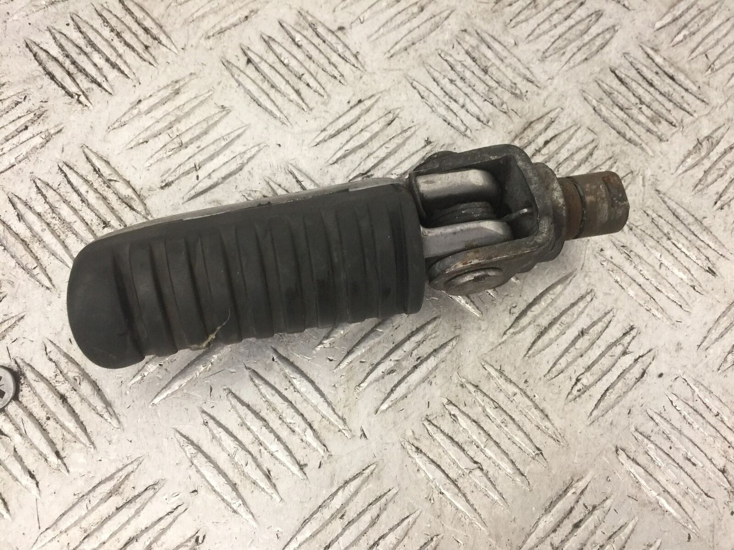 KAWASAKI Z750 Z 750 FRONT LEFT FOOTPEG YEAR 2004-2006  (STOCK 871)