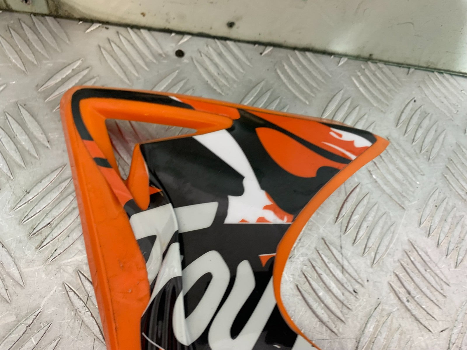 QINGQI QM125 GY-2B LEFT TANK COWL  YEAR 2016 (CMB1228)