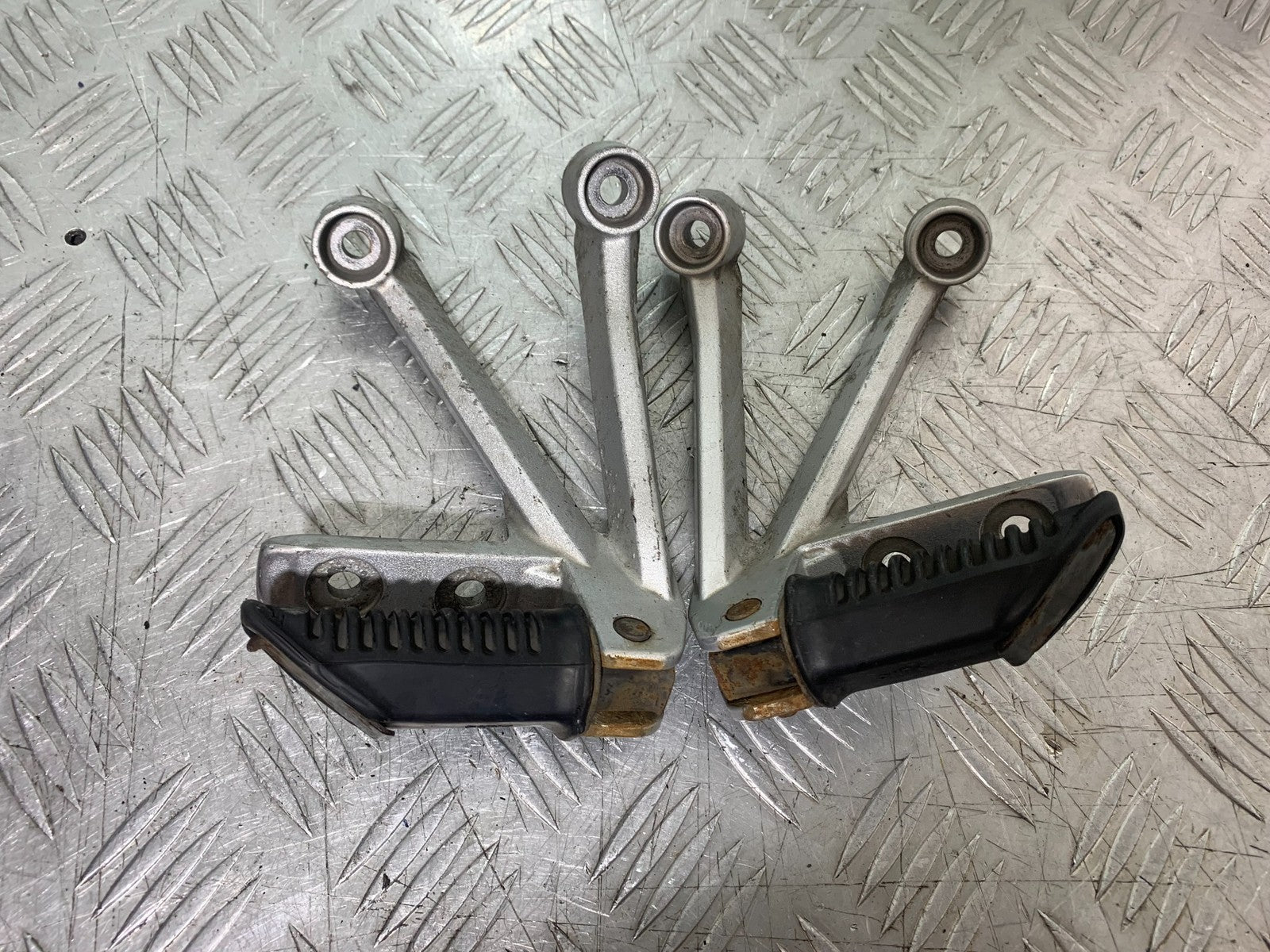 SUZUKI DL1000 V-STROM REAR HANGER AND PEGS  YEAR 2014-2019 (CMB1325)
