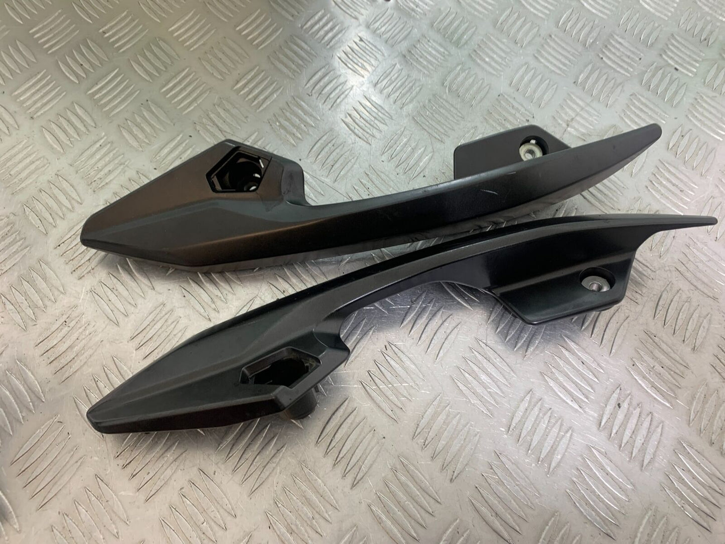 SUZUKI AN400 AN 400 BURGMAN GRAB RAILS YEAR 2017-2024 (CMB1118)
