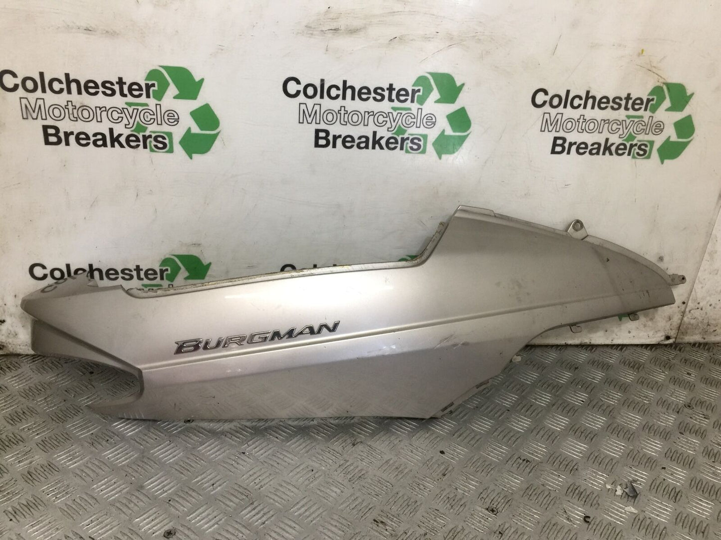 SUZUKI AN 250 BURGMAN RIGHT SEAT PANEL YEAR 1999  (STOCK 881)