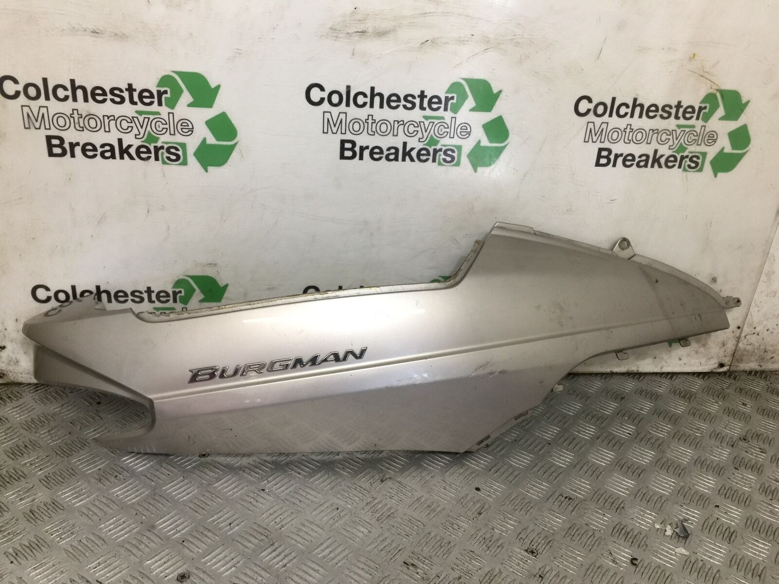 SUZUKI AN 250 BURGMAN RIGHT SEAT PANEL YEAR 1999  (STOCK 881)