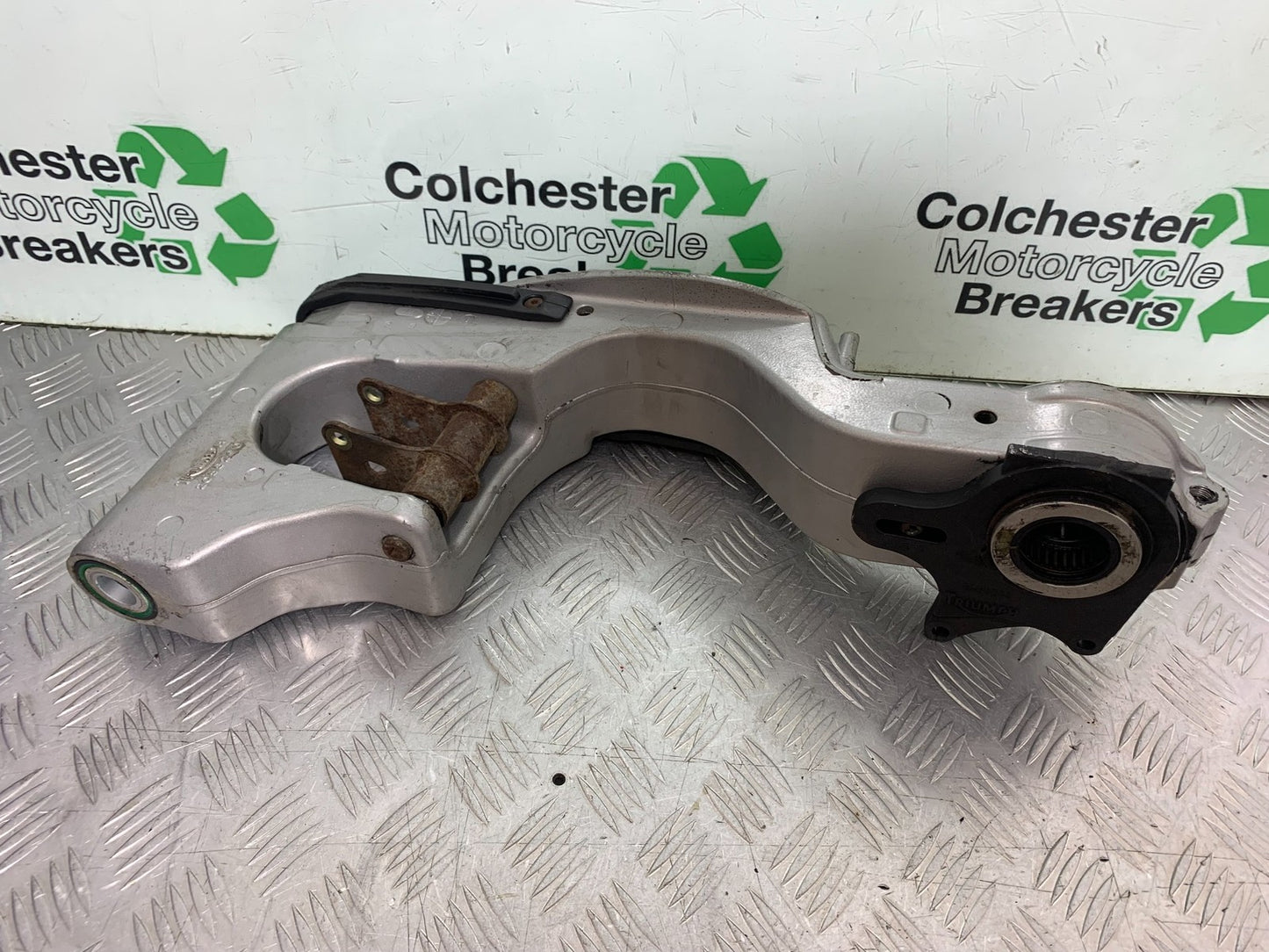 TRIUMPH 955i SPRINT ST SWINGARM YEAR 1999-04 (CMB1230)