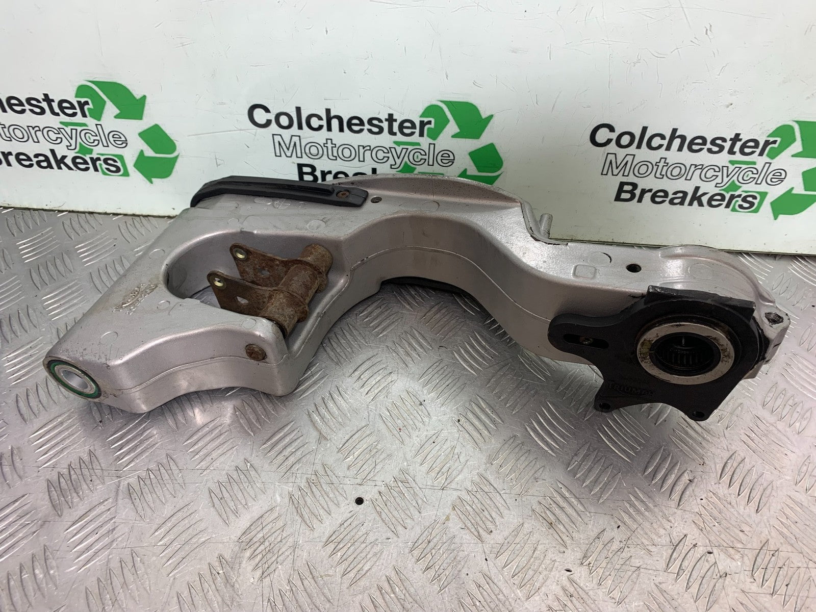 TRIUMPH 955i SPRINT ST SWINGARM YEAR 1999-04 (CMB1230)