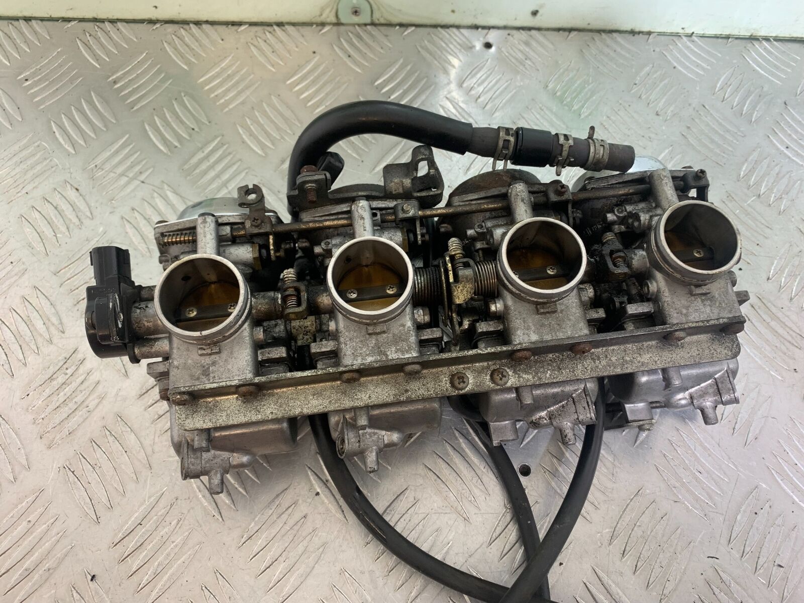 YAMAHA XJR1300 XJR 1300 CARBS  YEAR 1999-2003 (CMB1119)