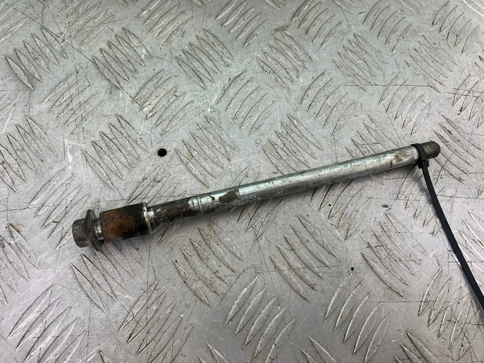 YAMAHA XMAX 250 XMAX 250 FRONT WHEEL SPINDLE  YEAR 2006-09 (CMB1201)