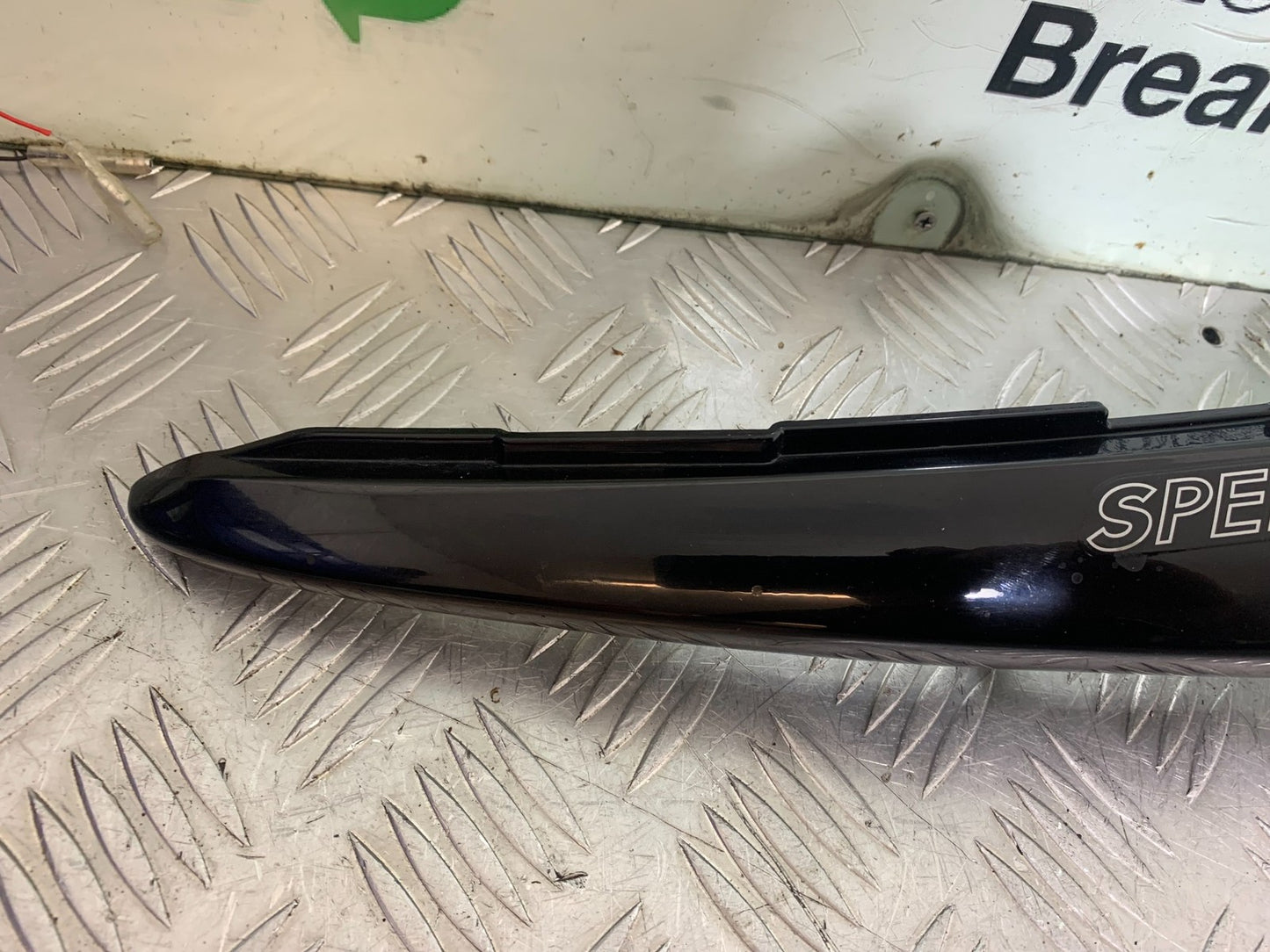 TRIUMPH 1050 SPEED TRIPLE RIGHT SEAT PANEL YEAR 2005-2007 (CMB1322)