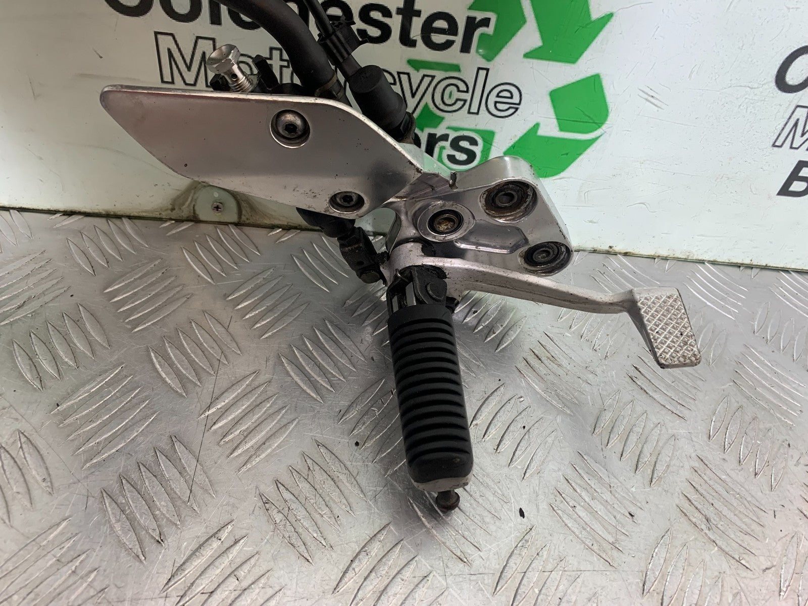 YAMAHA FZS1000 FAZER FRONT RIGHT HANGER PEG & PEDAL YEAR 2001-05 (CMB1275)