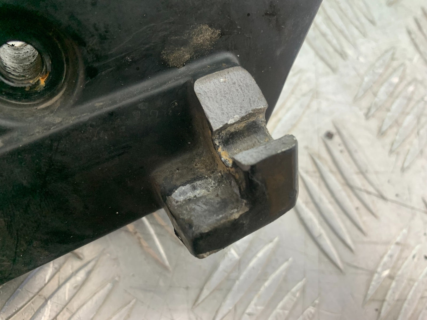 SINNIS HOODLUM 125 HANGER HANGER AND GEAR LEVER    YEAR 2021-2025 (CMB1196)